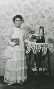 876083 Portret van Rietje Gijssen uit de Kroonstraat in Wijk C te Utrecht als bruidje na haar eerste communie in de ...